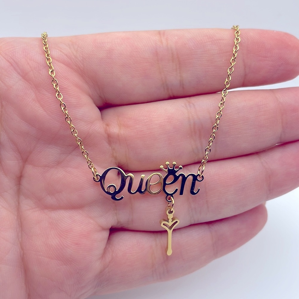 18K Gold Plated Letter Queen Crown Key Pendant Necklace - Picture 2 of 6